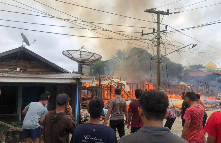 Polsek Muara Wis Bantu Padamkan Api di RT 05, 06 Desa Lebak Cilongok & Selidiki Penyebab Kebakaran