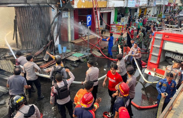 Polisi Peduli, Polres Ternate Turun Langsung Bantu Padamkan Kebakaran di Gamalama