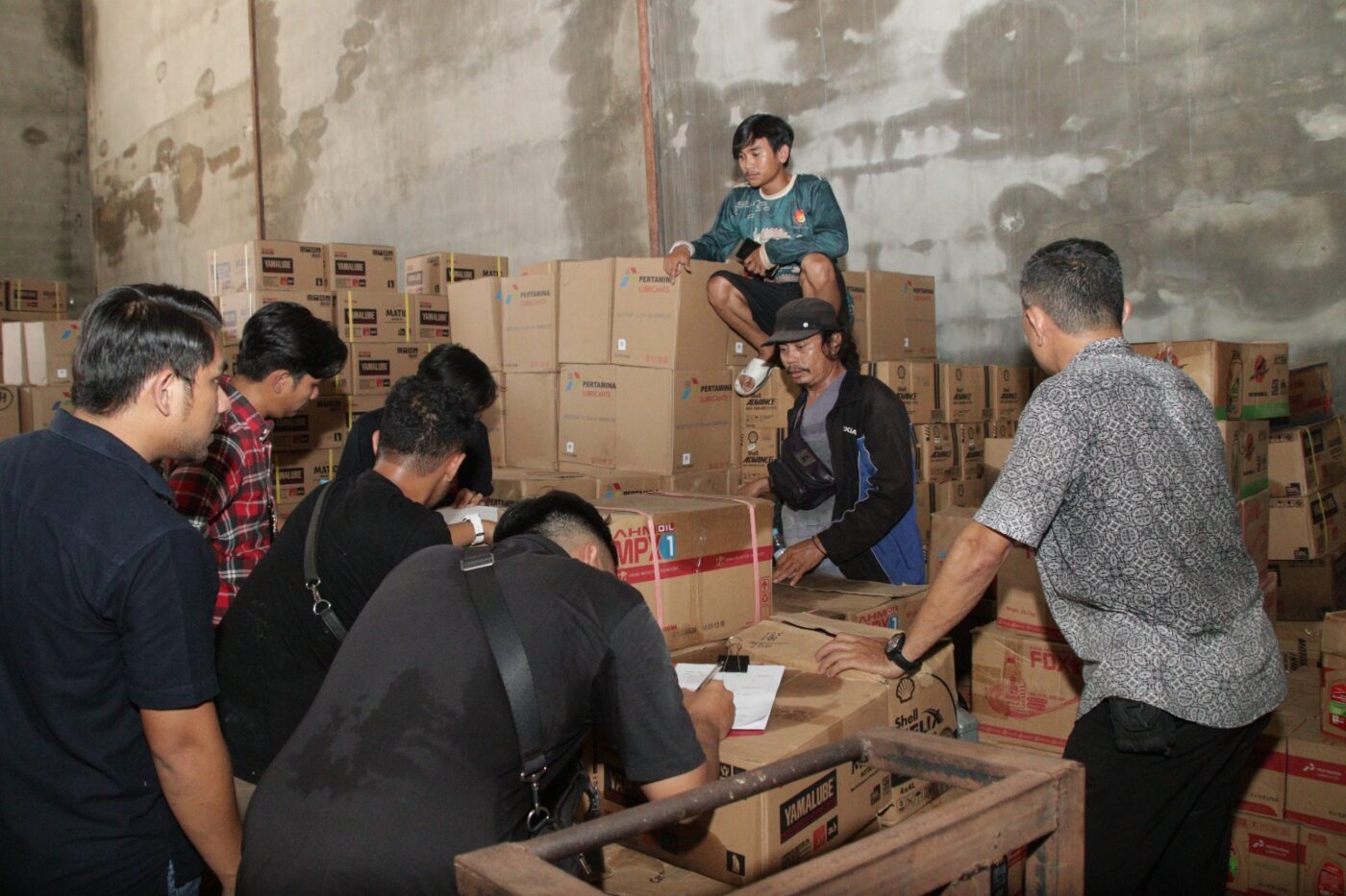 Diduga Palsu, Polda Kalimantan Barat Gelar Olah TKP Gudang Oli di Kabupaten Kubu Raya