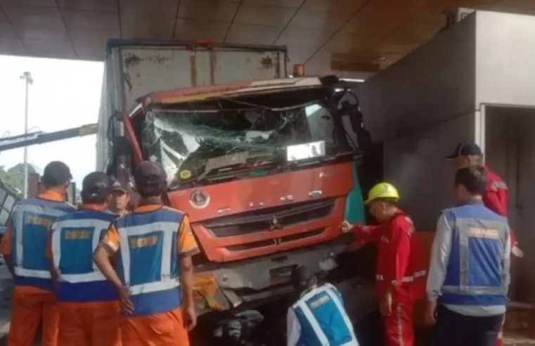 Diduga Rem Tak Berfungsi, Truk Hantam Pembatas Jalan Lanjut Minibus di Gate Tol Ciawi 2 Bogor