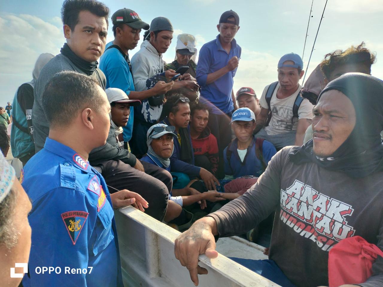 Personil Polda Bali Dikerahkan Cari Korban Kapal Tenggelam Yang Belum Ditemukan di Selat Bali