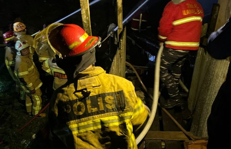 Respons Cepat Tim Pammat Polda Kaltim Bantu Padamkan Kebakaran Rumah di Kelurahan Klandasan Ilir