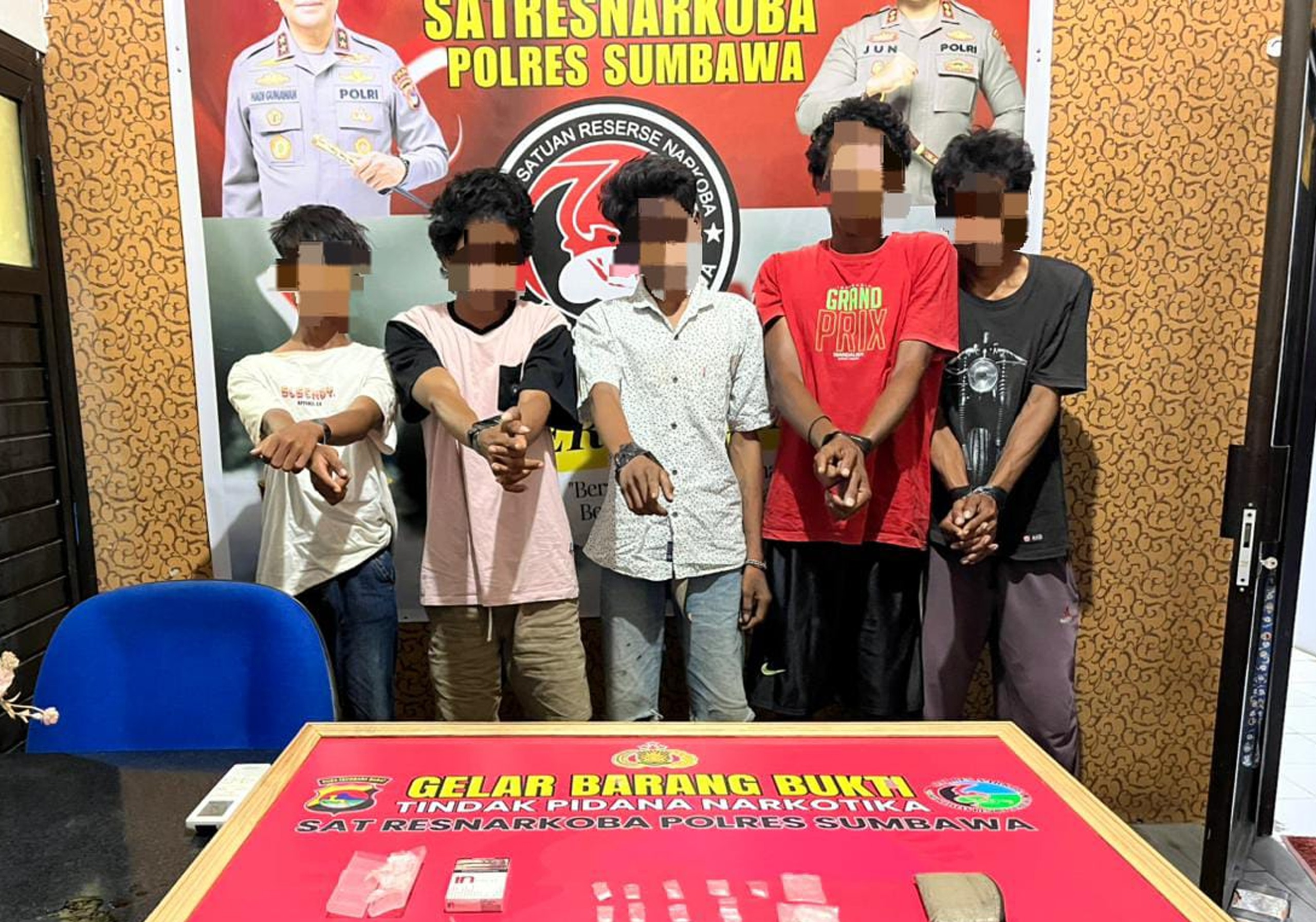 Satres Narkoba Polres Sumbawa Tangkap 5 Pengguna & Pengedar Sabu Saat Gerebek Rumah di Plampang