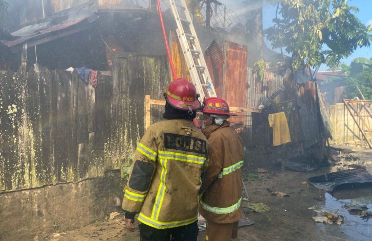 Respons Cepat Personil Polri, Padamkan Kebakaran Rumah Warga di Damai Balikpapan Kota