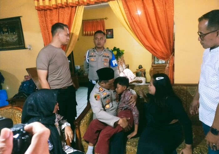 Kapolsek Pameungpeuk Selamatkan Murid Kelas VI SD yang Panjat Menara Seluler
