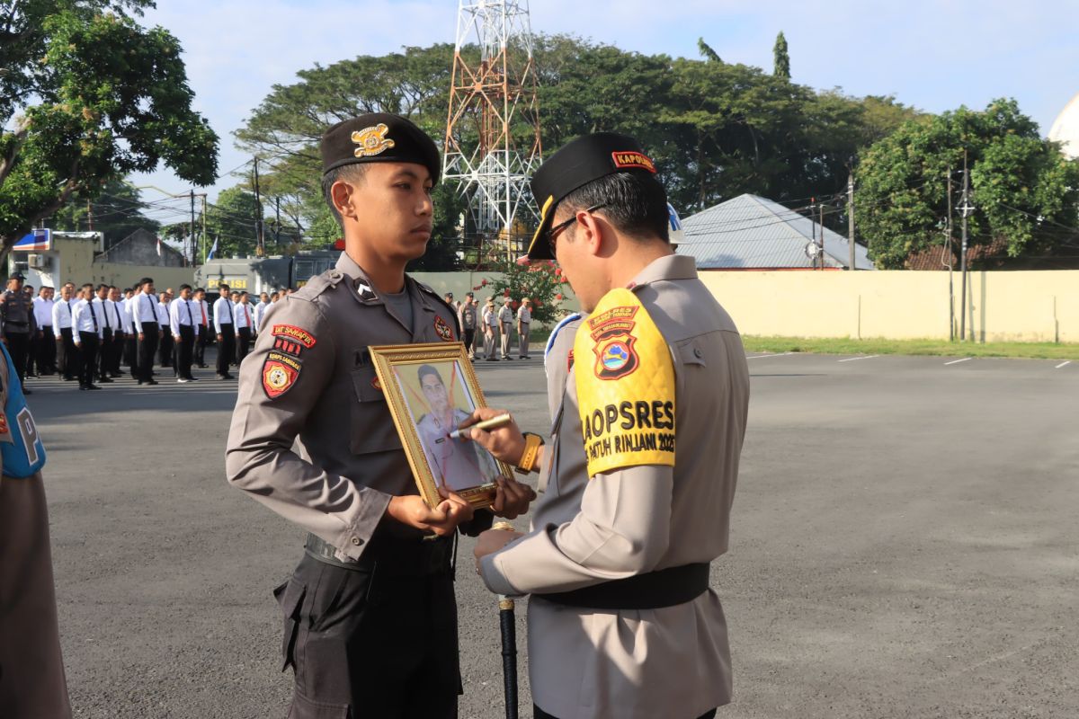 Kapolres Lombok Tengah Pimpin Upacara PTDH 1 Anggota Tak Disiplin & Apresiasi 14 Personil Berprestasi