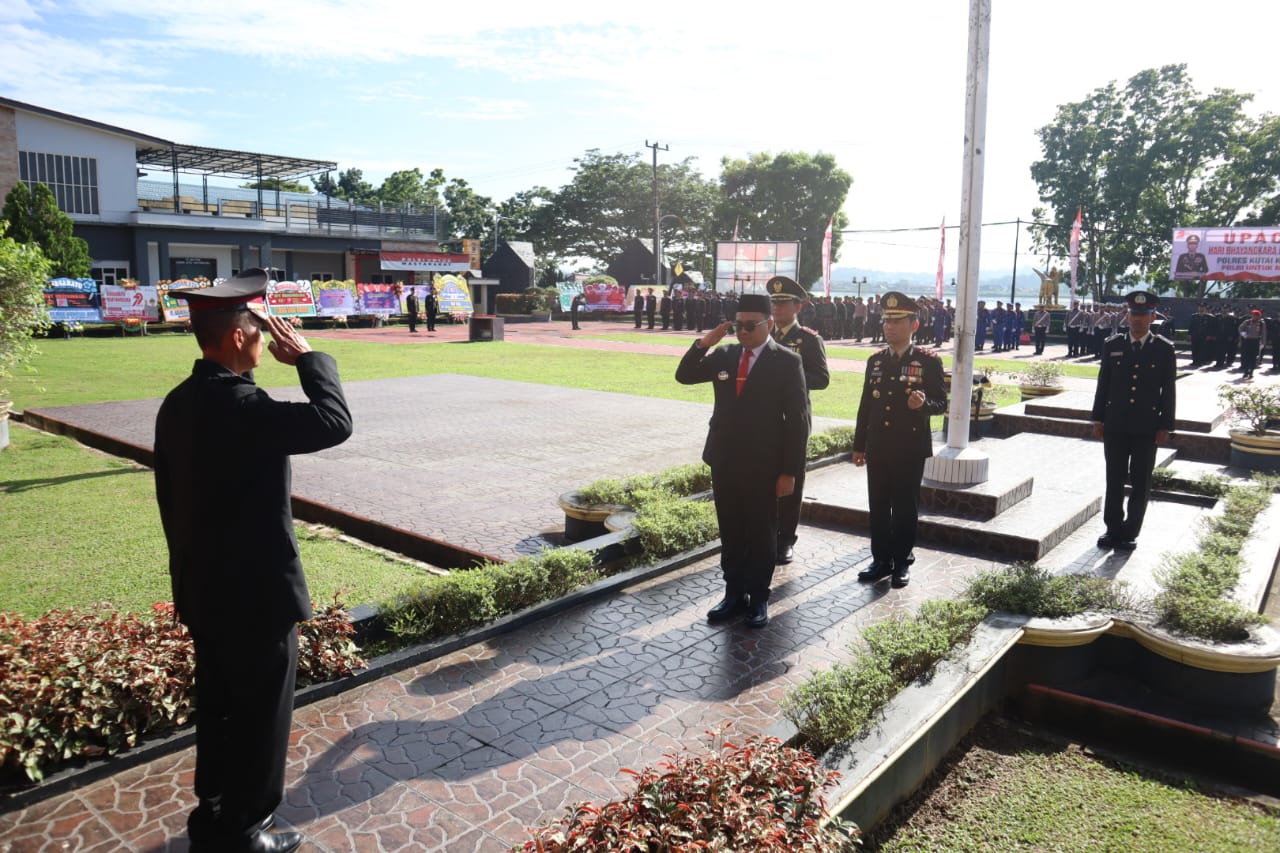 Polres Kutai Kartanegara Peringati Hari Bhayangkara ke-79 dengan Upacara Bersama Bupati
