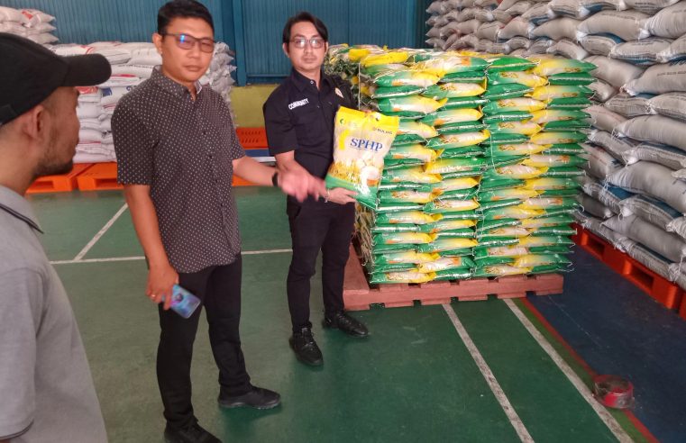 Pastikan Stok Aman, Personil Polres Paser Cek Stok Beras di Gudang Bulog