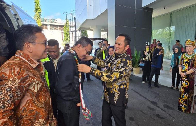 Kapolresta Sambut Rombongan Dua Menteri Tiba di Bandara SAMS Sepinggan Balikpapan