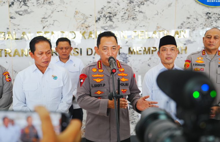 Kapolri Jenderal Listyo Sigit Prabowo Cek Karhutla di Kalbar: Titik Api Turun, Modifikasi Cuaca Berhasil