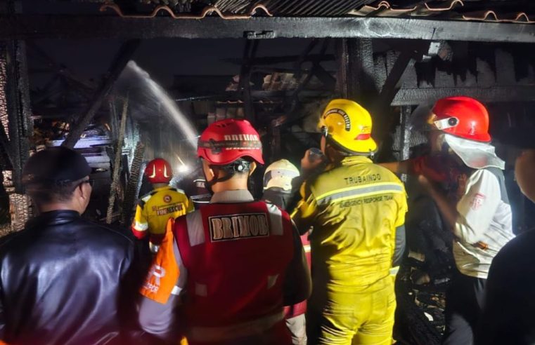 Kebakaran di Pasar Segiri Samarinda Berhasil Dipadamkan, Brimob Sigap Bantu Evakuasi