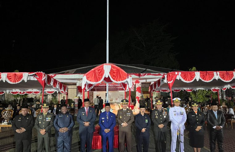 Anggota Polda Papua Barat Ikuti Upacara Taptu dan Pawai Obor Peringatan HUT ke-80 Kemerdekaan RI
