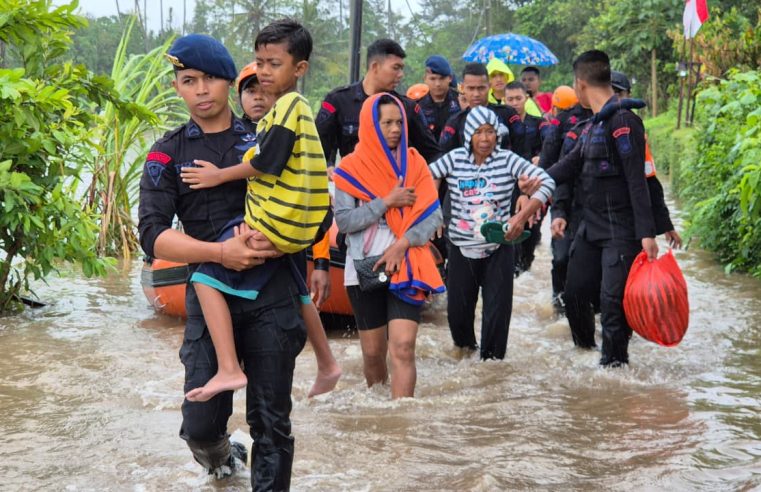 Personil Polda Bali Bergerak Cepat Menangani Bencana Alam Banjir Akibat Hujan Deras