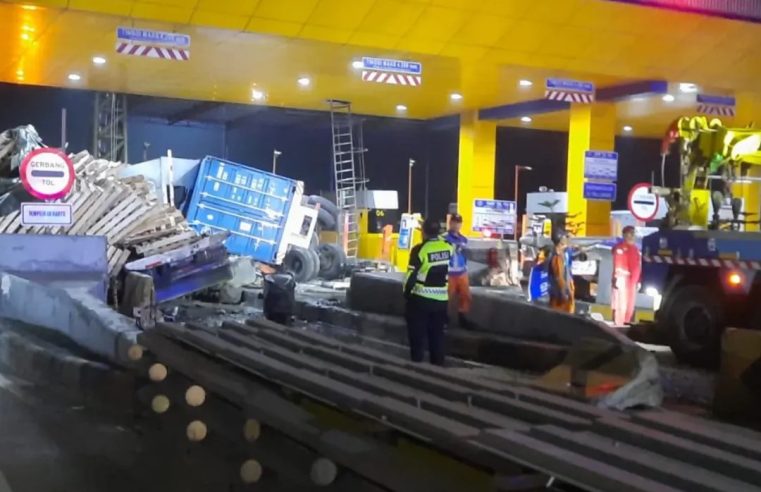 Truk Kontainer Alami Rem Blong, Hantam Gardu Tol Ciawi 2 Bogor dan Timpa Kendaraan Lain