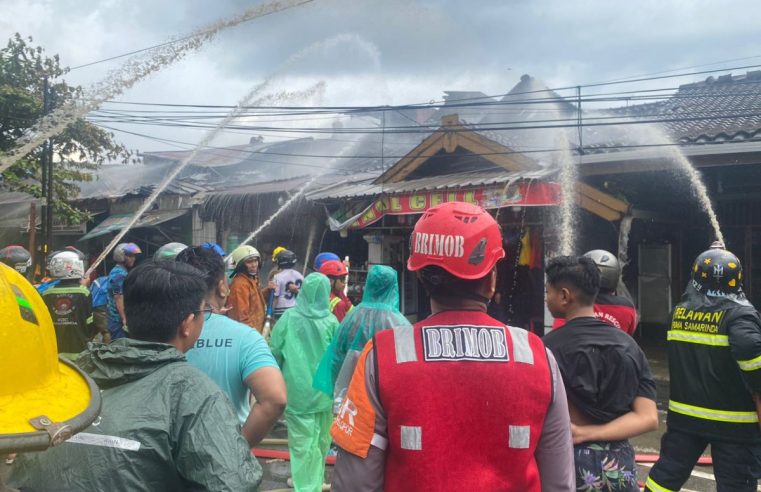Brimob Polda Kaltim Gerak Cepat Bantu Padamkan Kebakaran di Jalan Kinibalu Kota Samarinda