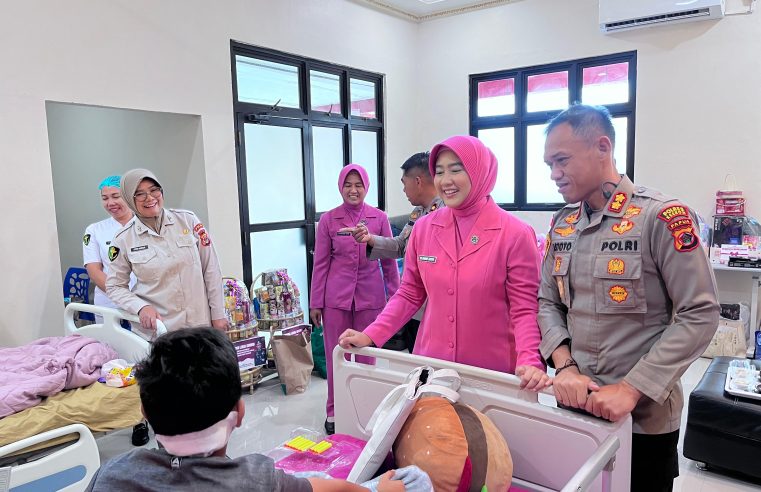 Peduli Sesama, Kapolres Keerom Bersama Ibu-ibu Bhayangkari Kunjungi Keluarga Personil Polres Keerom dan Korban Kerusuhan di RS. Bhayangkara