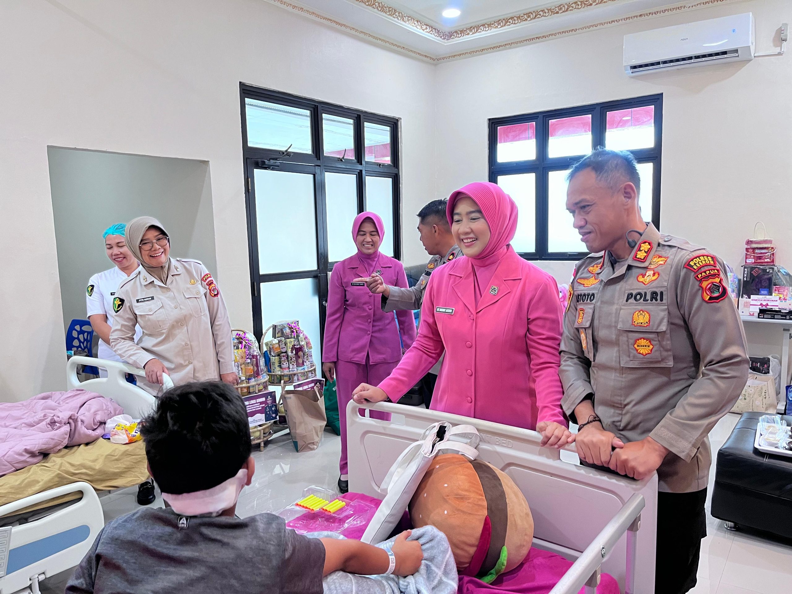 Peduli Sesama, Kapolres Keerom Bersama Ibu-ibu Bhayangkari Kunjungi Keluarga Personil Polres Keerom dan Korban Kerusuhan di RS. Bhayangkara