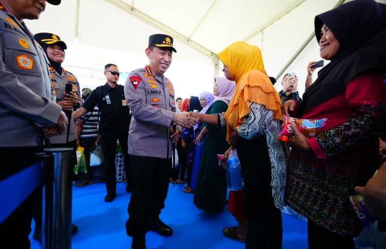 Kapolri Jenderal Listyo Sigit Prabowo Serahkan Bansos dan Tinjau Gerakan Pangan Murah di Jawa Tenga