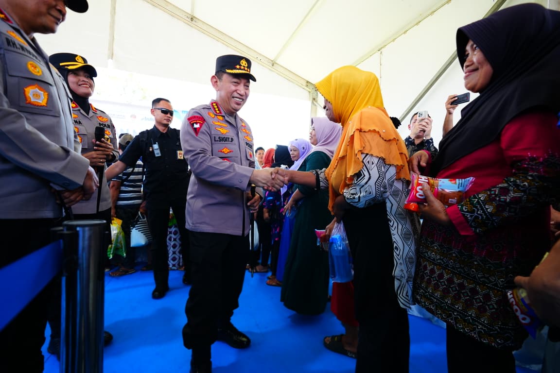 Kapolri Jenderal Listyo Sigit Prabowo Serahkan Bansos dan Tinjau Gerakan Pangan Murah di Jawa Tenga
