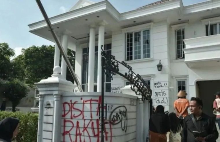 Belasan Tersangka Ditangkap atas Kasus Penjarahan Rumah Anggota DPR RI Uya Kuya