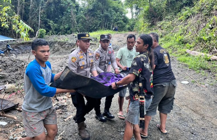 Polisi Bersama Warga Evakuasi Jasad  MWA Meninggal Dunia Akibat Serangan Jantung Menuju Air terjun di Paser