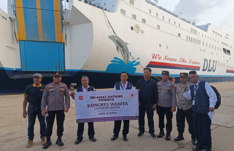 Personil Polresta Balikpapan Amankan Kedatangan Peserta Kongres Wanita Catherine Boot di Semayang