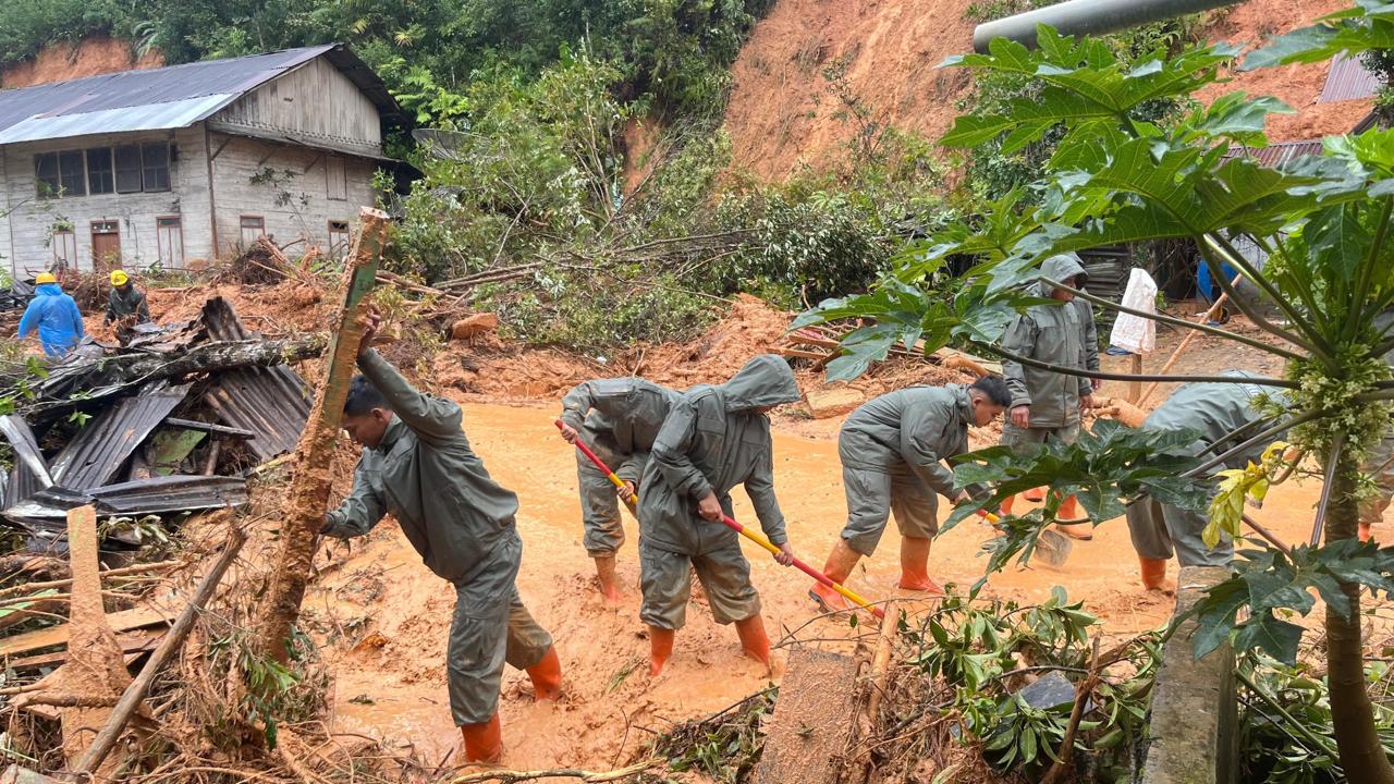 Bencana Alam Terjang Sejumlah Wilayah di Sumut, Polri Siagakan Personel Bantu Evakuasi Warga