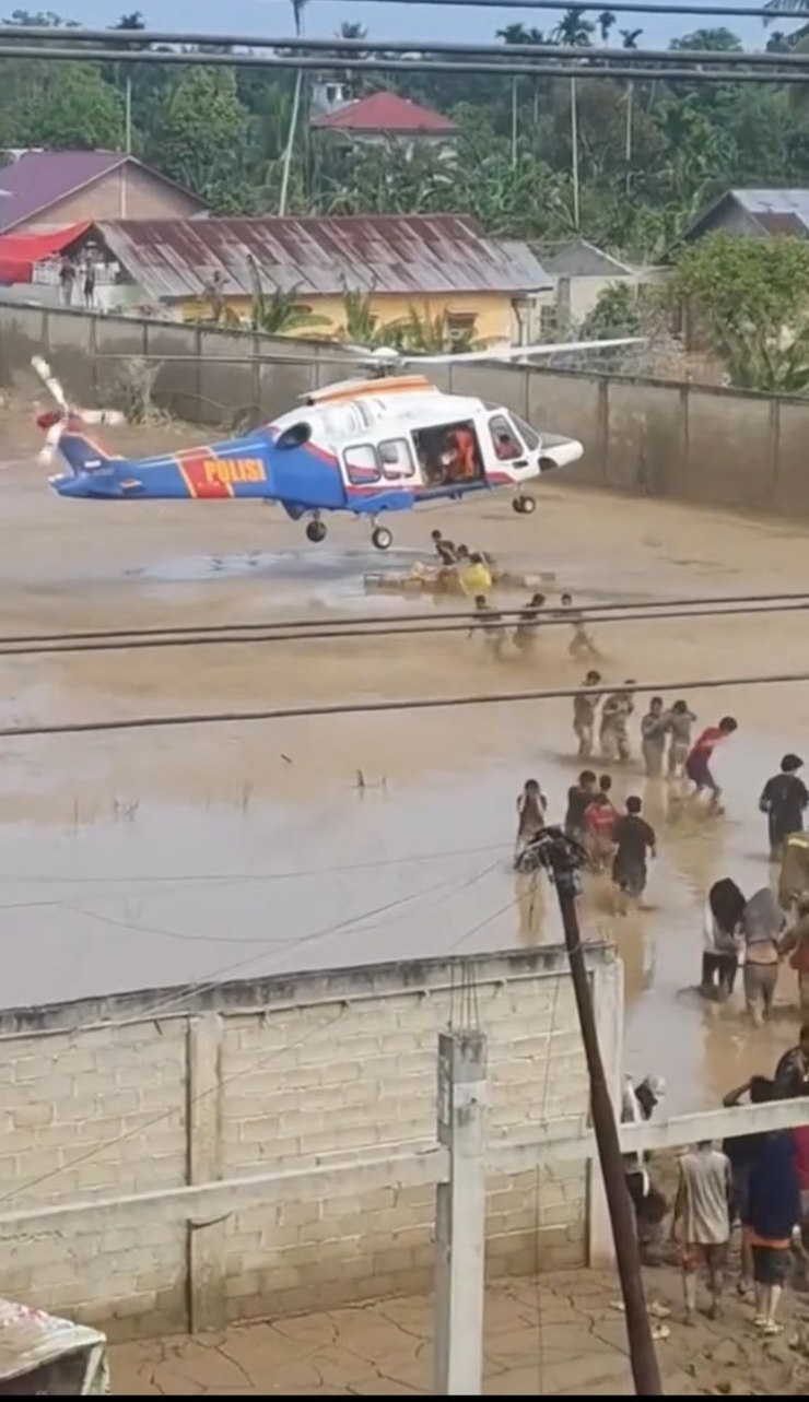 Droping Bantuan di Genangan Banjir Aceh Tamiang: Pilot Polri Ambil Keputusan Cepat di Tengah Bahaya