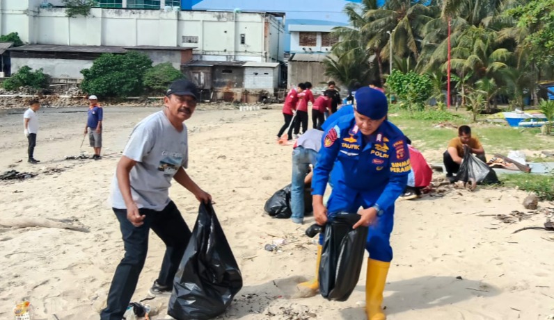 Polairud Polda Kaltim Bersama Beberapa Unsur Bersihkan Pantai Segara, Dorong Kesadaran Lingkungan