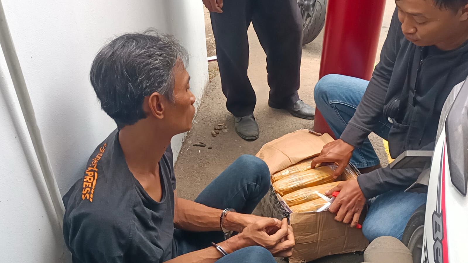 Ditresnarkoba Polda Metro Jaya Amankan Tersangka Peredaran Ganja 4,672 Kg