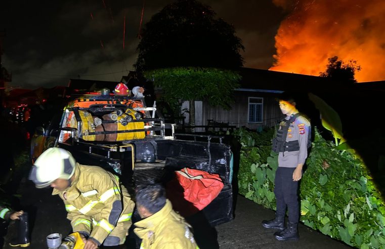 Kebakaran Dini Hari di Gang Jamhari Samarinda Diatasi, Personel Samapta Bantu Pengamanan