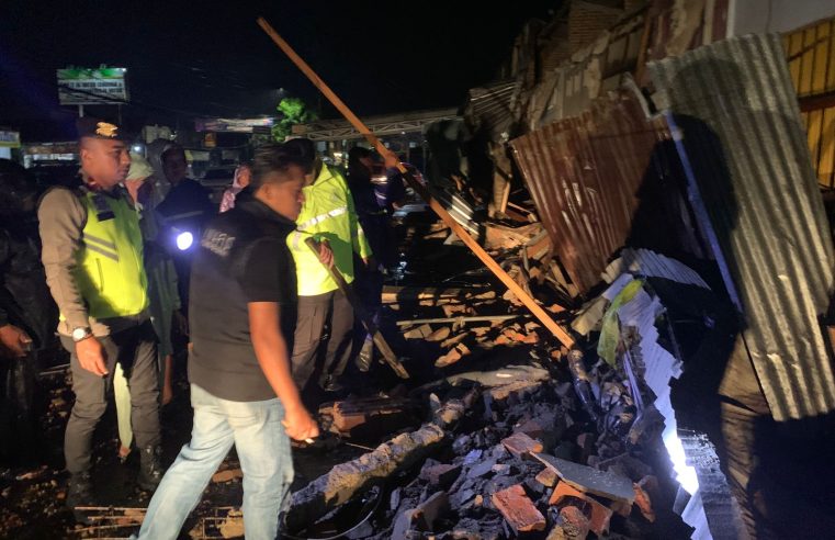 Tembok Atas Ruko Gaden Plaza Pekalongan Roboh, 2 Orang Luka-Luka