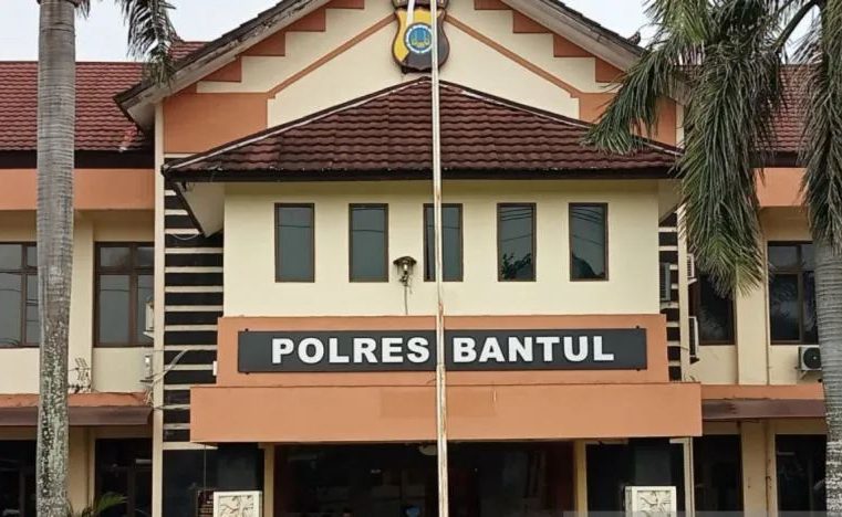 2. Dua Tersangka Dibekuk Polisi Usai Bunuh Lansia HM (68) di Gumuk Pasir Parangtritis