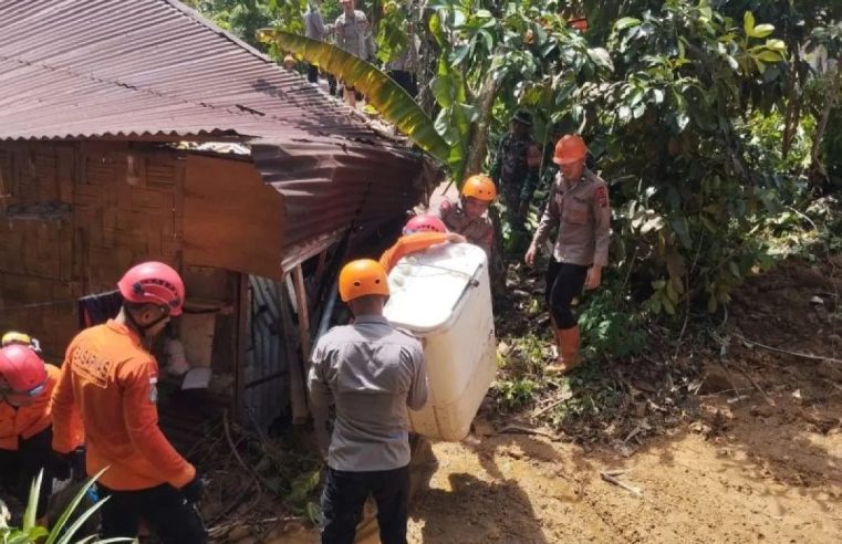 Satbrimob Polda Sumut Evakuasi Barang Milik Warga Tertimbun Longsor di Deli Serdang