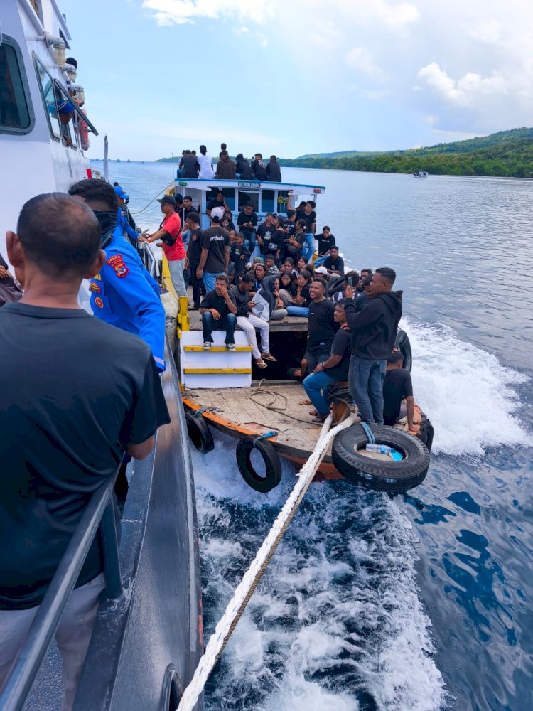 Cegah Kecelakaan Laut, Polri Evakuasi KM Putra Lelaona Angkut 96 Jemaat ke Flores Timur