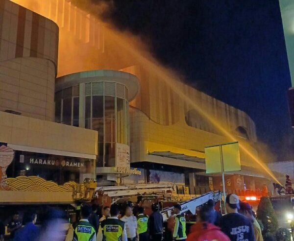 Api Lumat Mega Mall Manado, Polisi Kerahkan Puluhan Personel dan Armada Darurat