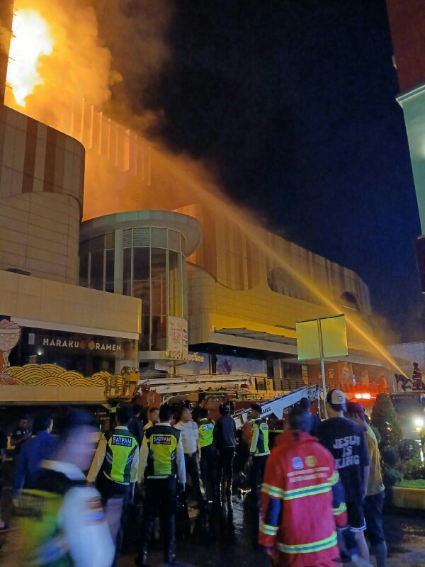 Api Lumat Mega Mall Manado, Polisi Kerahkan Puluhan Personel dan Armada Darurat