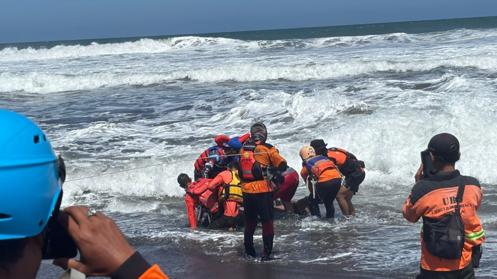 Perahu Terbalik di Pantai Baru Bantu, Satu Nelayan Meninggal Dunia Ditemukan Tim SAR
