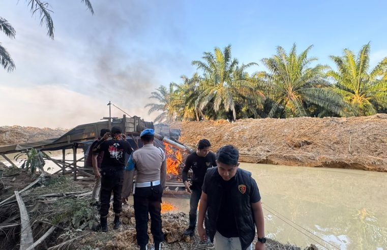 Cegah Kerusakan Lingkungan, Dua Rakit Dompeng PETI Dimusnahkan di Sungai Amuik