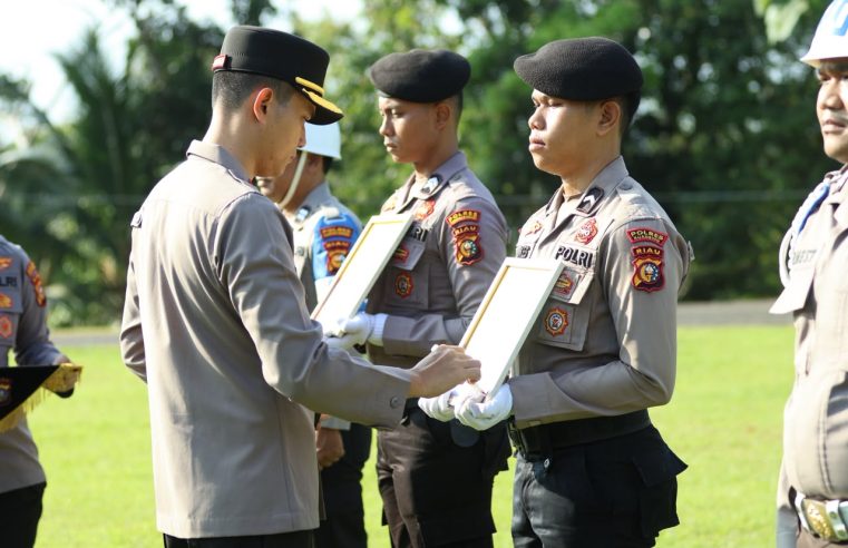 Kapolres Kuantan Singingi Pimpin Upacara PTDH Dua Anggota Mangkir Dinas