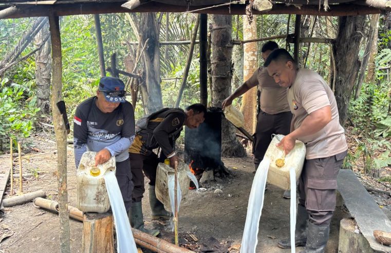 Polres Halmahera Selatan Bongkar dan Musnahkan Lokasi Penyulingan Miras Cap Tikus di Pedalaman Bacan Timur
