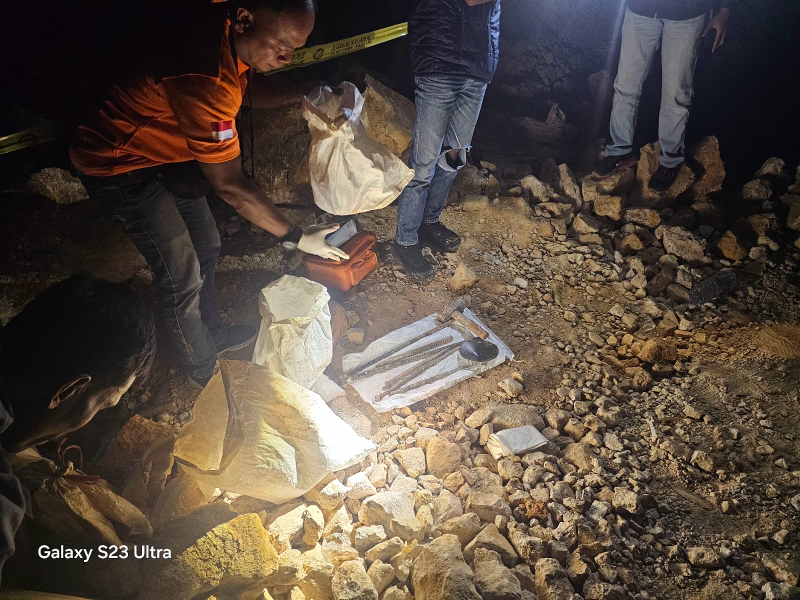 Tambang Emas Lantung Ambruk, Tiga Penambang Tewas, Polisi Lakukan Olah TKP