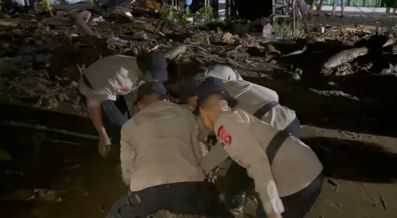 Banjir Bandang Solok: Sinergi Polri dan Masyarakat Buka Akses, Cari Korban, Pulihkan Suasana