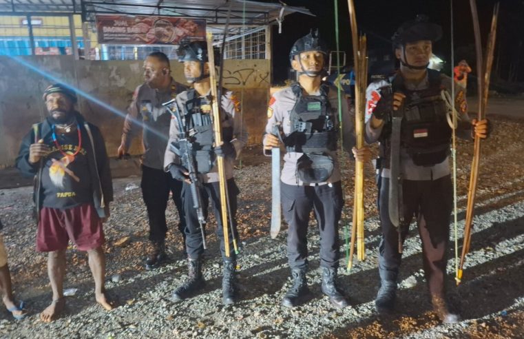 Razia Senjata di Mimika: Ratusan Alat Berbahaya Diamankan, Kendaraan Polisi Diserang Warga