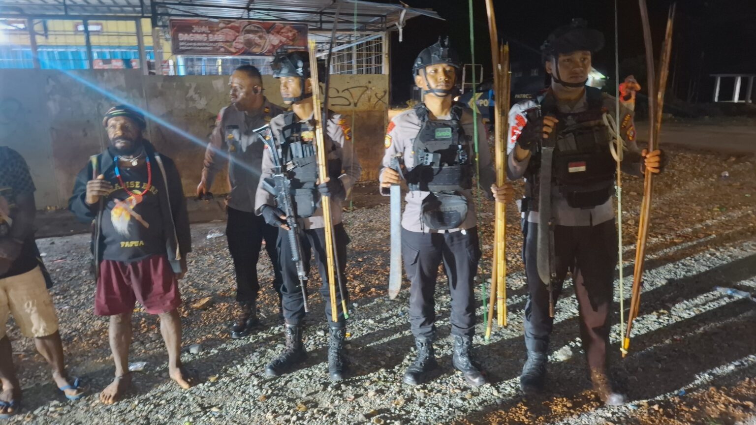 Razia Senjata di Mimika: Ratusan Alat Berbahaya Diamankan, Kendaraan Polisi Diserang Warga
