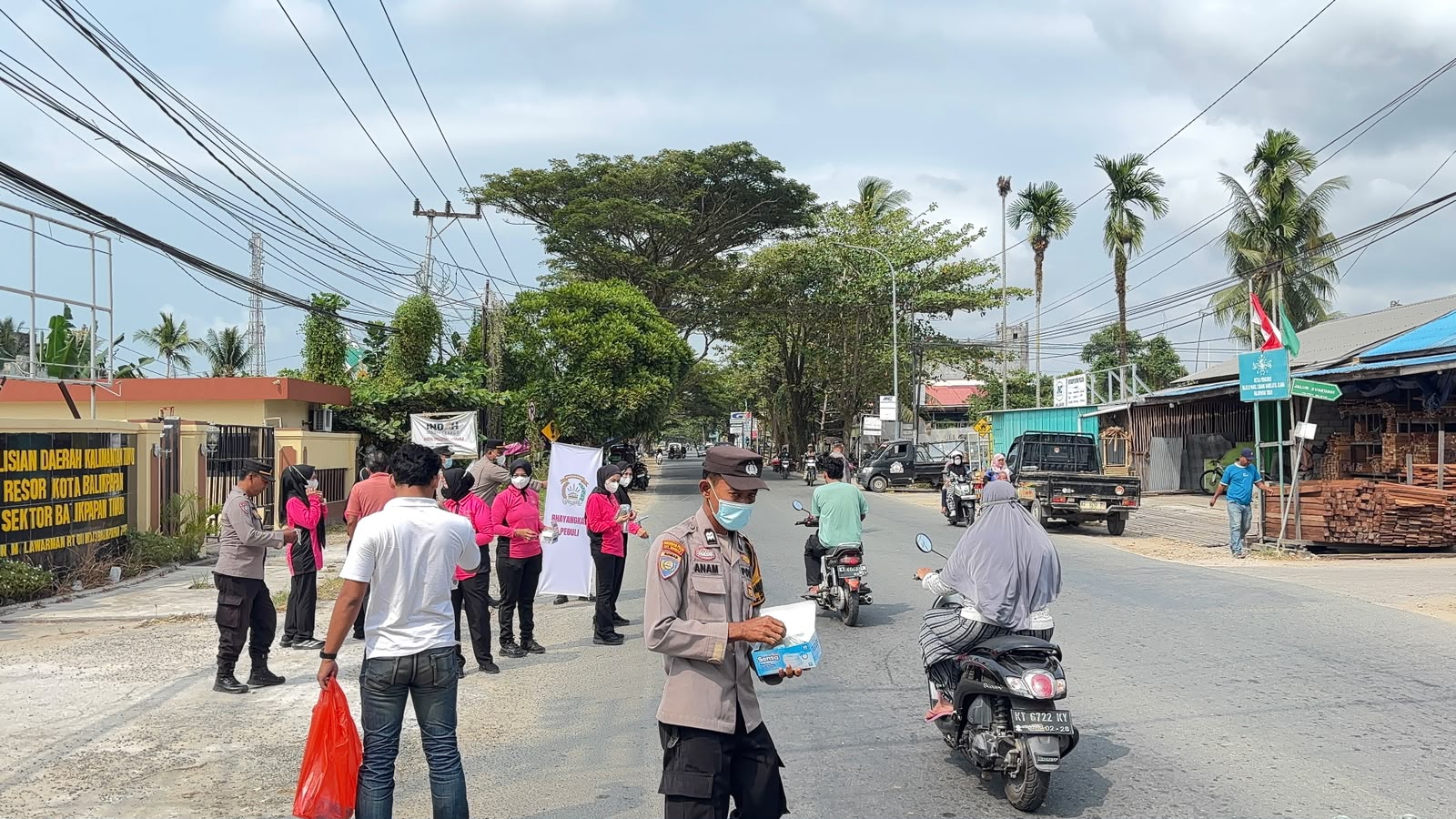 Polsek Balikpapan Timur Bagikan 500 Masker Medis Cegah Dampak Asap Karhutla
