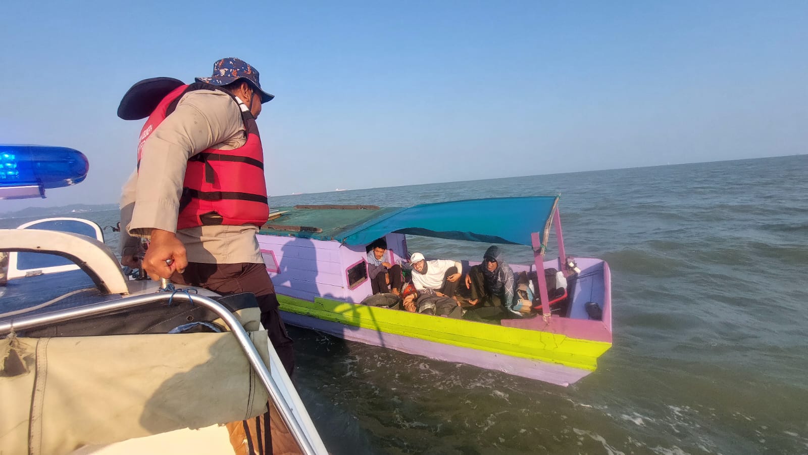 Kapal Pemancing Terjebak Tengah Laut di Teluk Balikpapan, Tim Polairud Sukses Selamatkan Semua Penumpang
