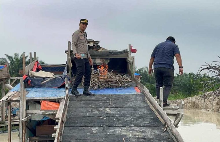 Tanggapi Laporan 110, Polres Kuansing Bakar Tiga Unit Alat Penambangan Tanpa Izin