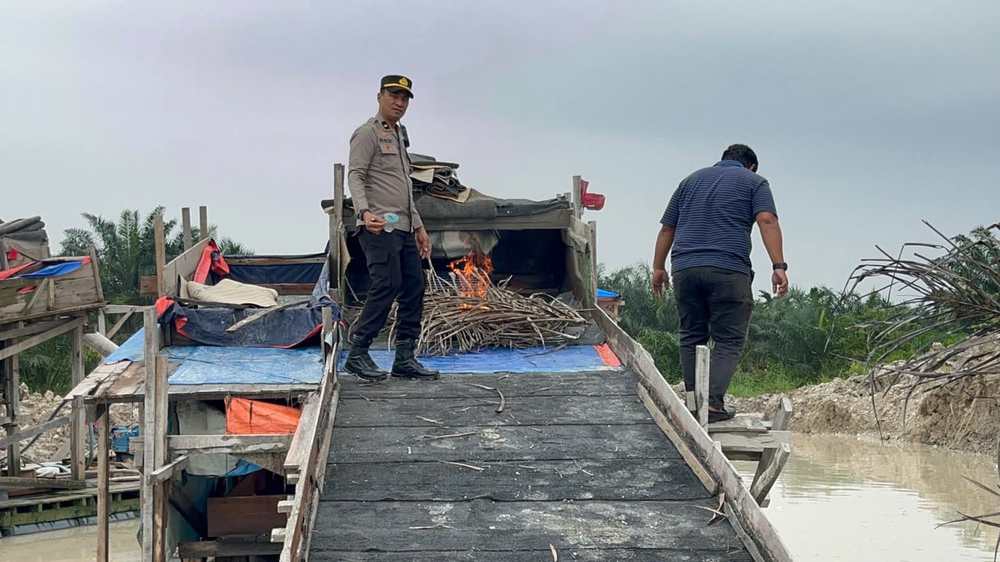 Tanggapi Laporan 110, Polres Kuansing Bakar Tiga Unit Alat Penambangan Tanpa Izin