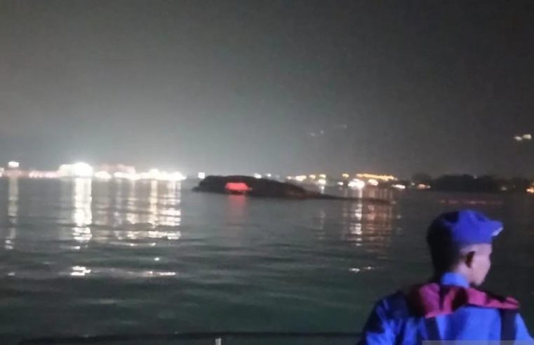 KMP Batumandi Terbalik Pasca Kebakaran, Polda Banten Koordinasi Pengapungan dan Penyelidikan